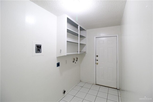 Building Photo - 206 W Esperanza Ave