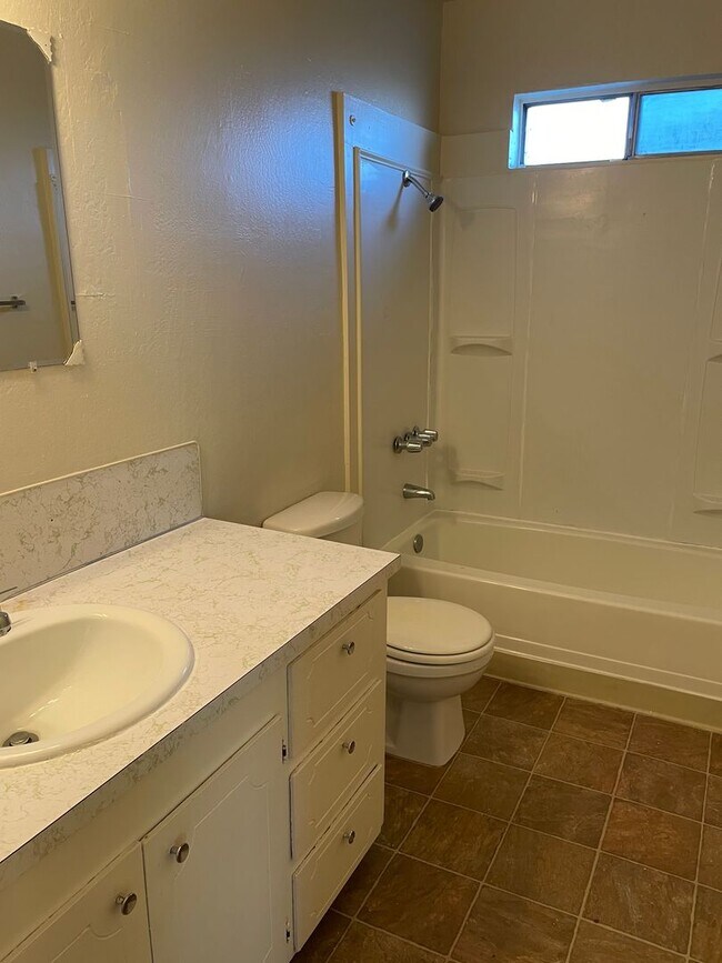 Building Photo - 2 BED/1 BATH - END UNIT WITH CITY VIEW & PET FRIENDLY
