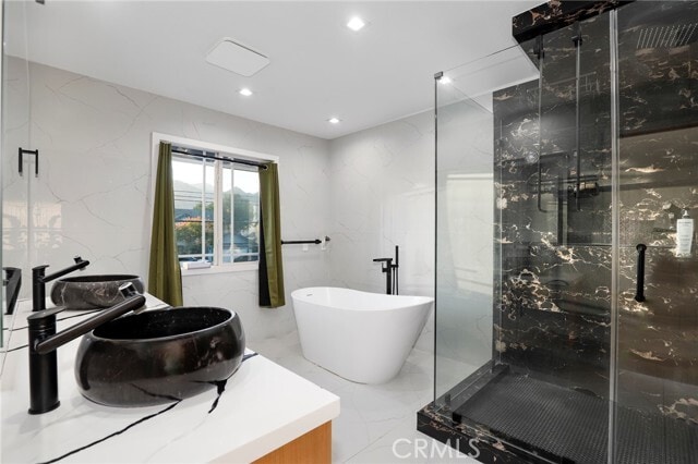 Building Photo - 9742 Farralone Ave