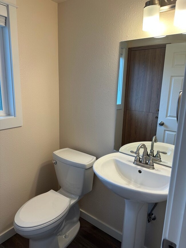 Building Photo - Beautifully updated 3 bedroom 1.5 bath dup...