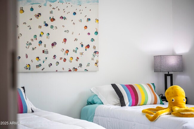 Building Photo - 7258 E Loma Ln