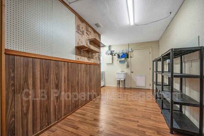 Building Photo - 709 Hillville Dr