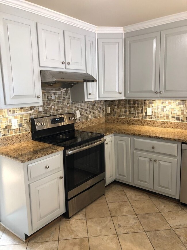 Building Photo - Stunning 4bdrm/2.5bth Home w/Loft Located in Chesterfield! Fenced in Backyard, 2 Car Garage, and ...