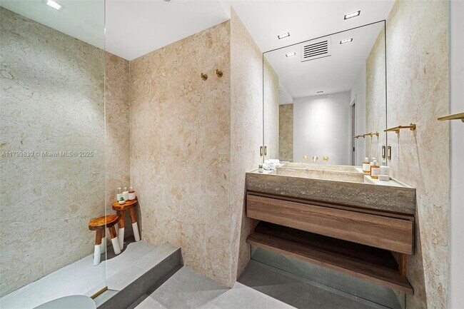 Building Photo - 2301 Collins Ave