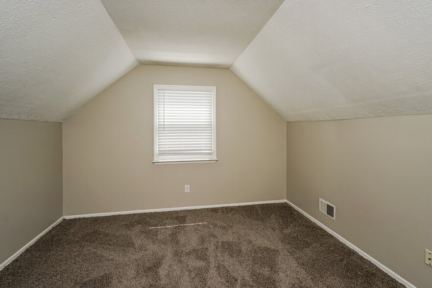 Building Photo - 2402 Parliament Ct