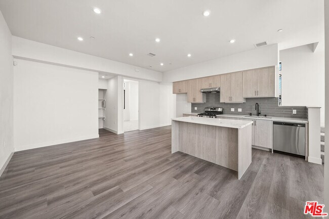 Building Photo - 1204 N Orange Grove Ave