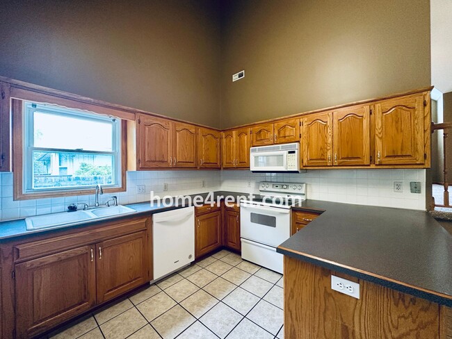 Building Photo - Spacious Four Bedroom Home in KCMO w/ Bran...