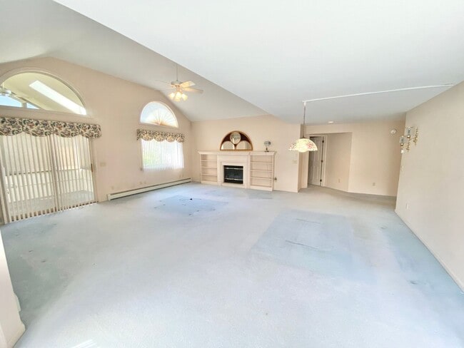 Building Photo - 3 Bedroom 2.5 Bathroom Condo in Williston