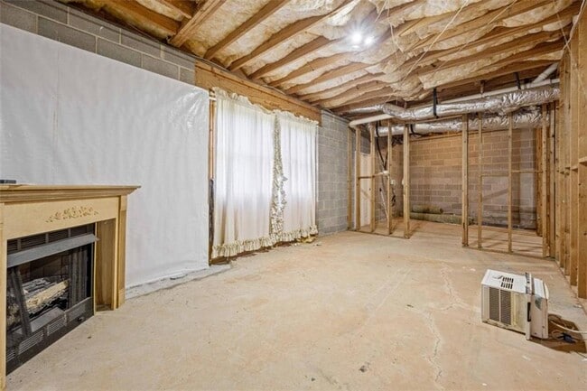 Building Photo - 219 Deerhill Dr