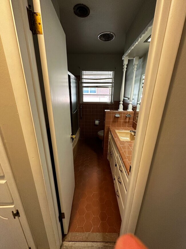 Building Photo - Great 3 bd/1.5 ba Home - Lots of Built-in Storage