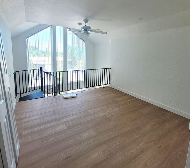 Building Photo - Updated Two Bedroom, Walk to Waterfront