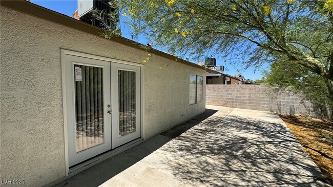 Building Photo - 4754 Willow Crest Ave