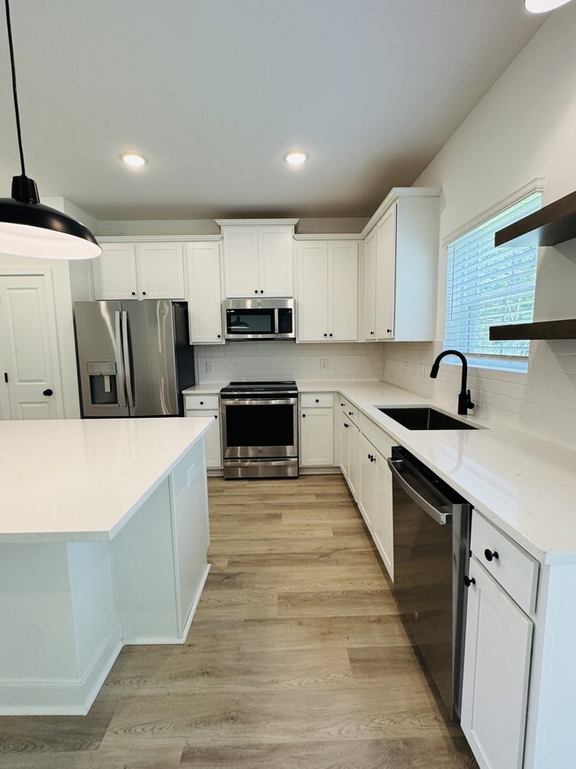 Building Photo - 148 Kingswood Ter