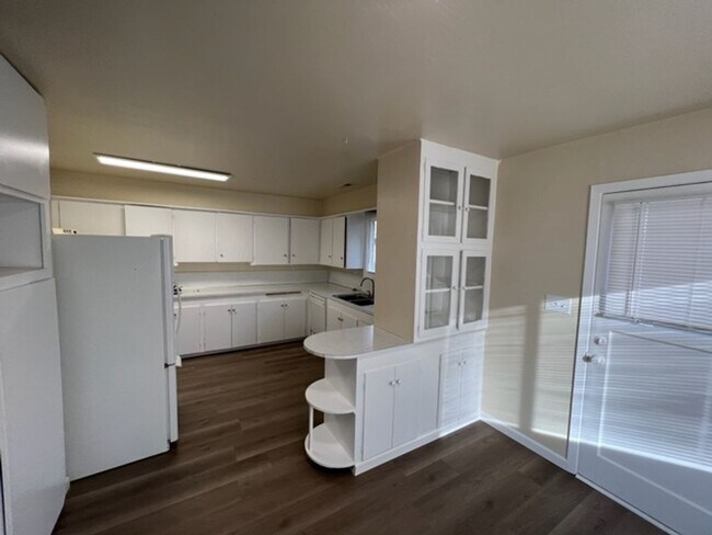 Building Photo - Single Level Home w/ Open Floor Plan