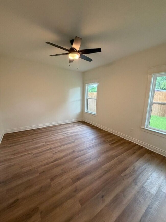 Building Photo - 305 Live Oak St