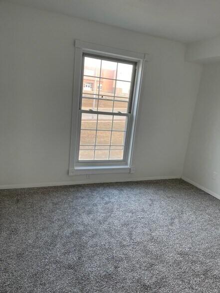 Building Photo - 1120 E 6th St