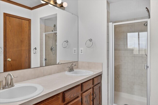 Building Photo - 4BR/4BA Updated Home with Finished Basement Suite & Landscaped Yard