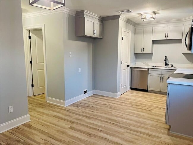Building Photo - 619 Lavoisier St