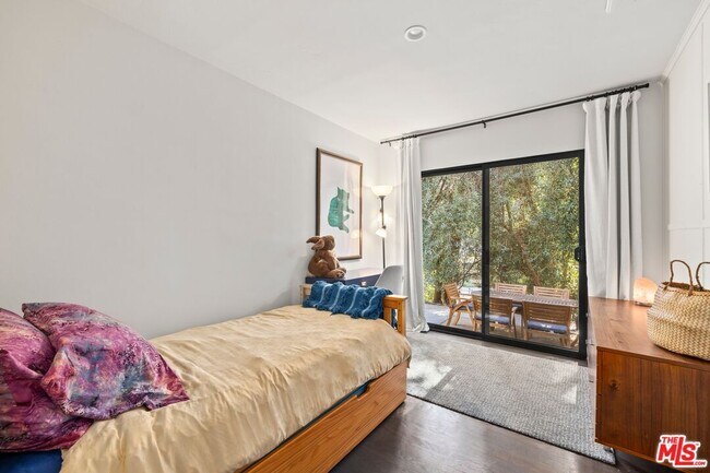 Building Photo - 5721 Valley Oak Dr