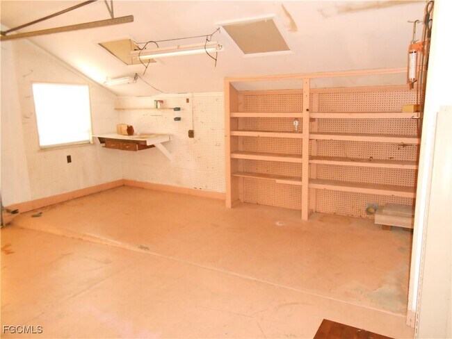 Building Photo - 1406 Alwynne Dr S