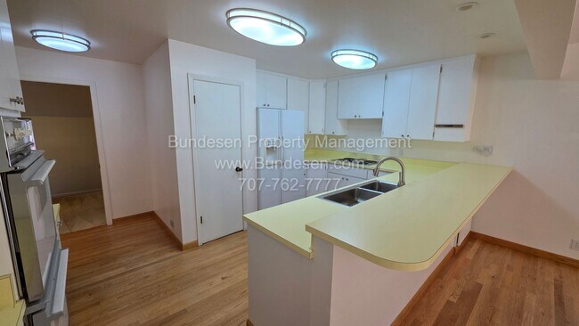 Building Photo - 5 Oak Forest Rd