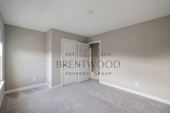 Building Photo - Move-In Ready Modern Townhome in Sought-Af...