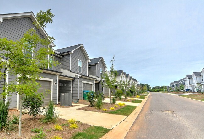 Building Photo - Beautiful 3BD/2.5BTH Townhouse with Commun...