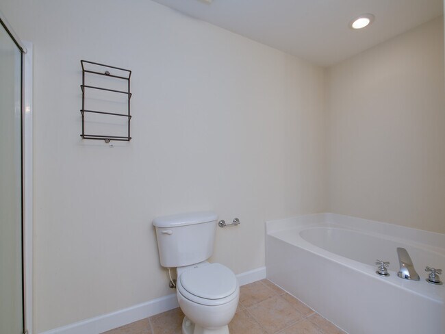 Building Photo - 832 Saratoga Dr