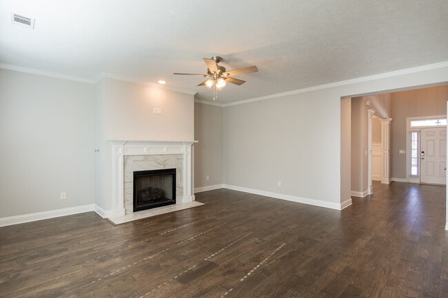 Building Photo - 811 Lillian Pk Dr