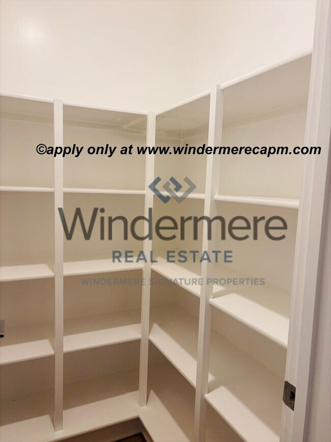 Building Photo - Modern Living in the heart of McKinley Village!