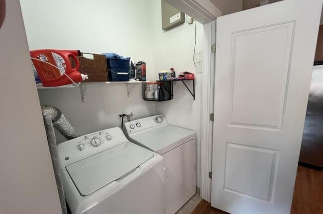 Building Photo - 2151 W. Evergreen-103