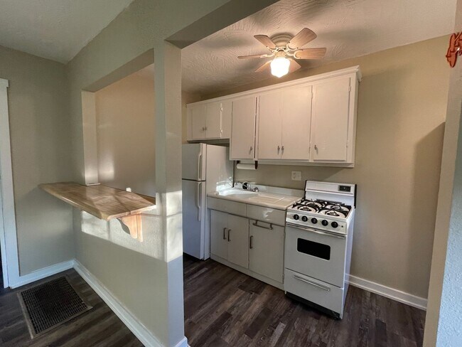 Building Photo - 1327 N Robberson Ave