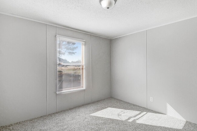 Building Photo - SPACIOUS 3 BR | 2 BA Manufactured Home in Pikeville!  *Trash Pick-up Included*