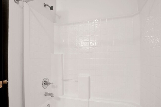 Building Photo - 3 Bedroom Scenic Heights Home