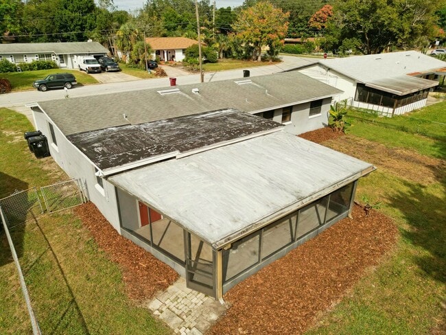 Building Photo - 4 bed 2 bath home