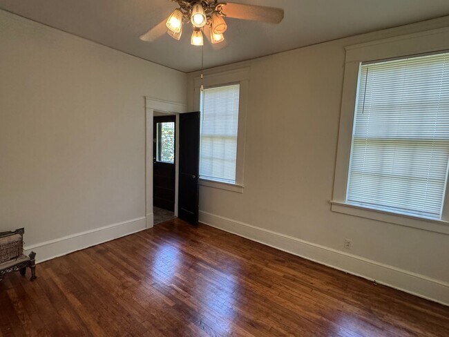 Building Photo - 2121 Winona Ave