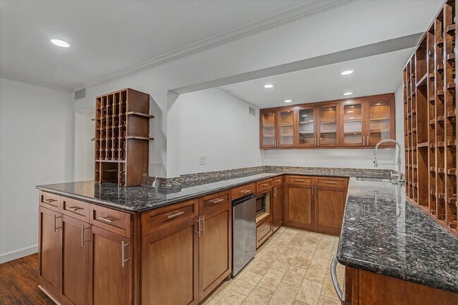 Building Photo - 7575 Katy Fwy