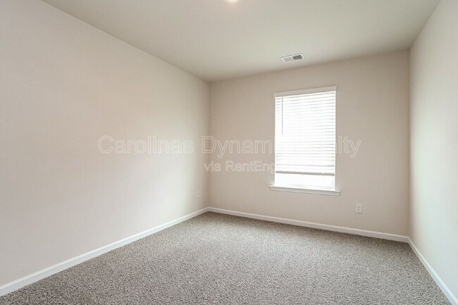 Building Photo - 1365 37th Ave Lane NE