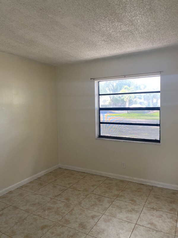 Building Photo - 4136 Lakeside Dr