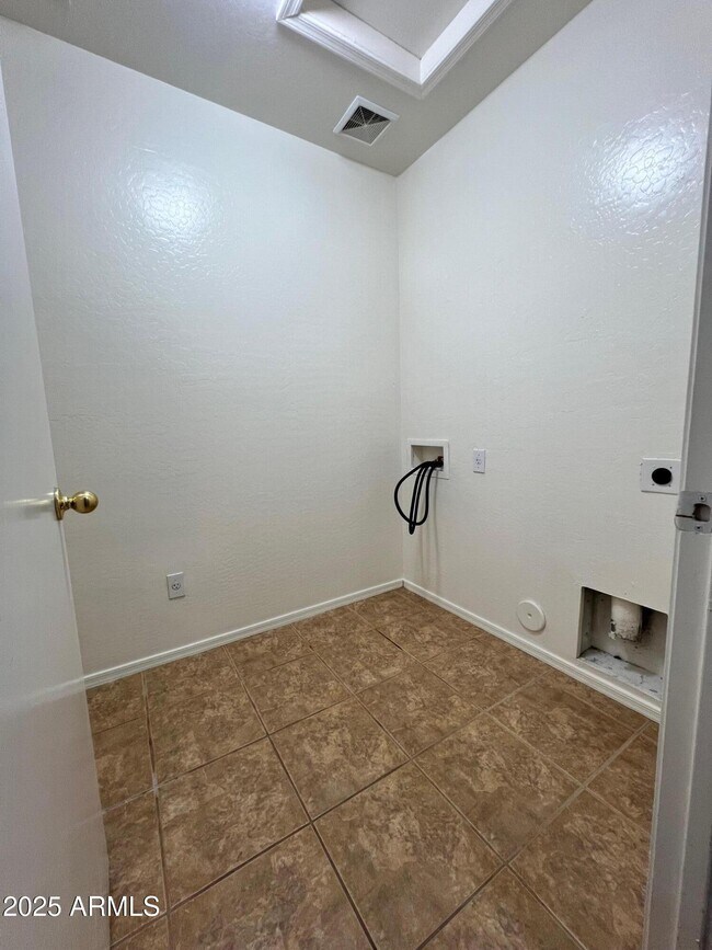 Building Photo - 3119 W Silver Creek Dr