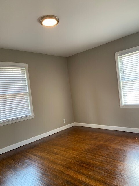 Building Photo - 827 W 44th St