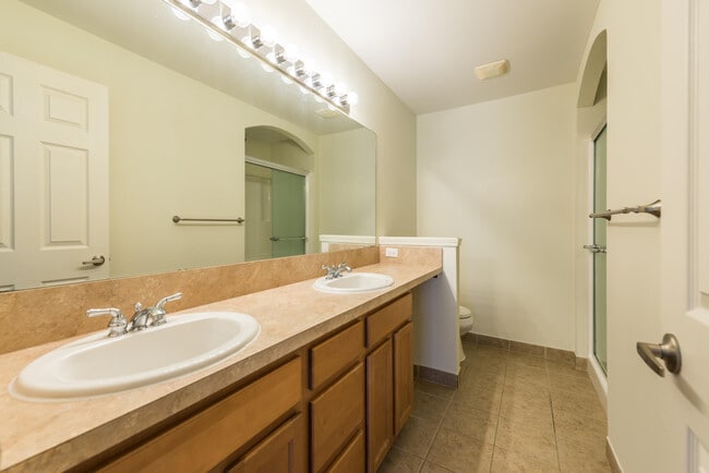 Building Photo - 120 W Oakbrook Dr