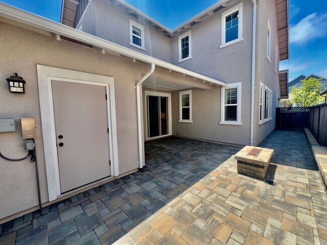 Building Photo - Application Pending! Lovely 4 bedroom 2.5 ...