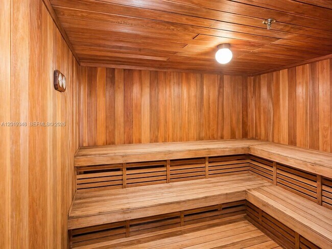 Building Photo - 520 Brickell Key Dr