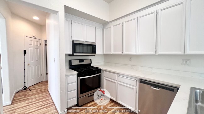 Building Photo - 303 Sutton Cir