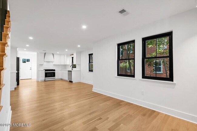 Building Photo - 516 River Rd