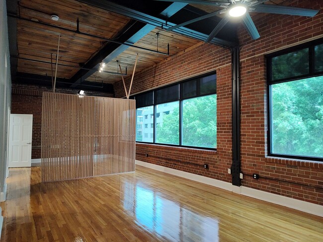 Building Photo - Luxury studio located in Factory South!