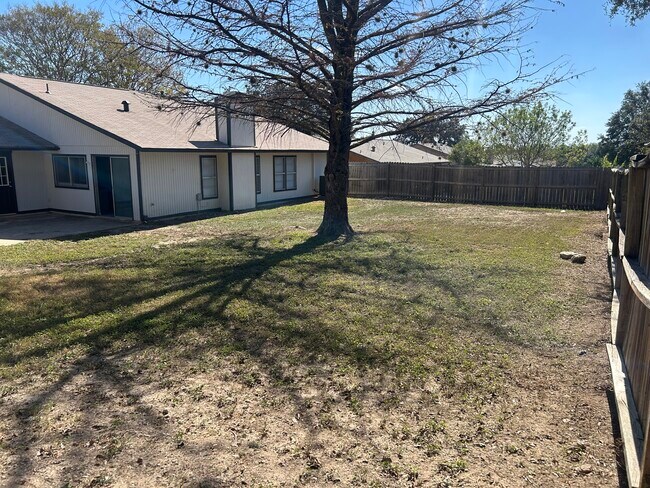 Building Photo - 1315 White Rock Dr