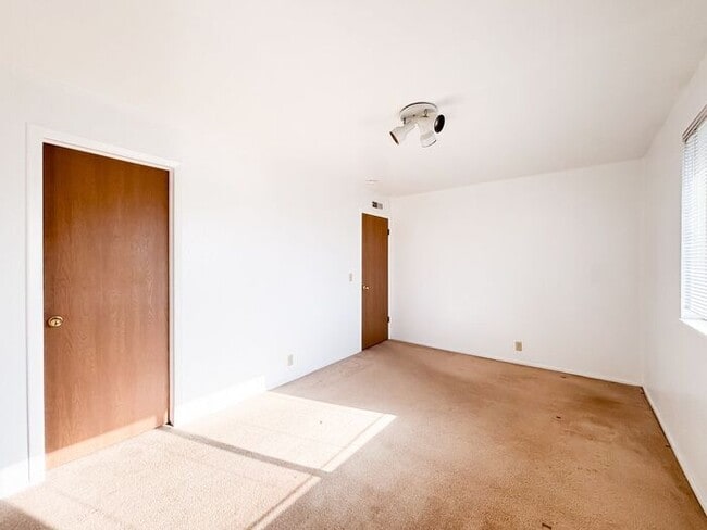 Building Photo - Cozy 2BR 1BA Home w/ Fireplace + 1 Car Garage + Fenced Yard in Sugar House