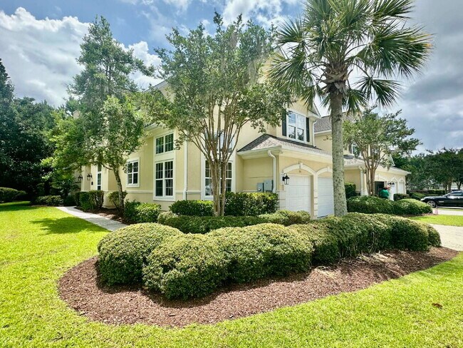 Building Photo - Three Bedroom Carriage House in Hampton Hall!
